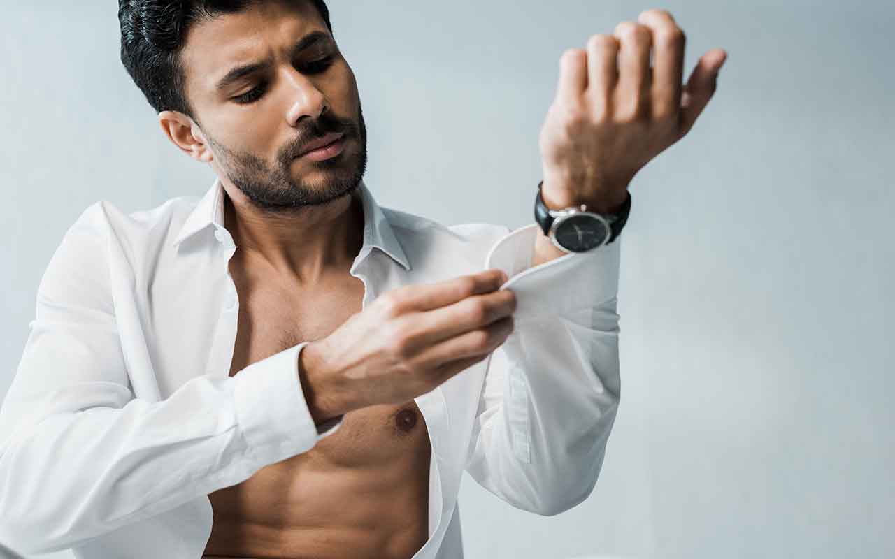 chemise-blanche-est-un-pilier-du-dressing-masculin