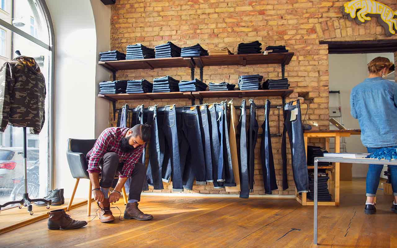 jean brut dans sa garde-robe